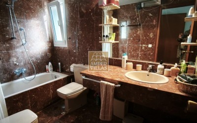 Spacious bungalow with a communal swimming pool and tennis court next to the golf club.